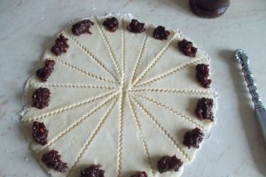 Desert cornulete fragede, cu gem de prune cu nuci