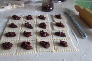 Desert cornulete fragede, cu gem de prune cu nuci