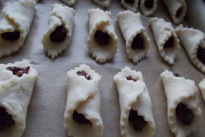 Desert cornulete fragede, cu gem de prune cu nuci