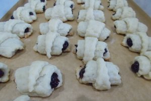 Desert cornulete fragede, cu gem de prune cu nuci