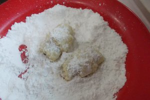 Desert cornulete fragede, cu gem de prune cu nuci