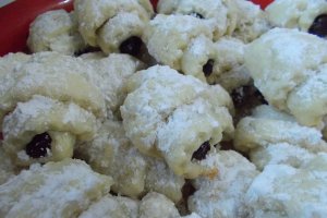 Desert cornulete fragede, cu gem de prune cu nuci