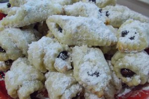 Desert cornulete fragede, cu gem de prune cu nuci