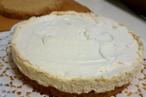 Desert tort cu crema de vanilie si jeleu de fructe de padure - 2018