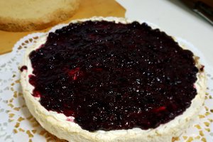 Desert tort cu crema de vanilie si jeleu de fructe de padure - 2018
