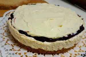 Desert tort cu crema de vanilie si jeleu de fructe de padure - 2018