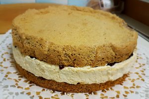 Desert tort cu crema de vanilie si jeleu de fructe de padure - 2018