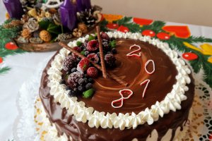 Desert tort cu crema de vanilie si jeleu de fructe de padure - 2018