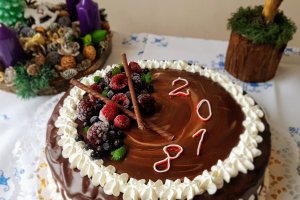 Desert tort cu crema de vanilie si jeleu de fructe de padure - 2018