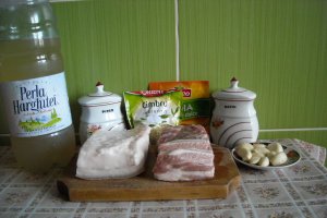 Slaninuta fiarta in zeama de varza, cu usturoi si boia