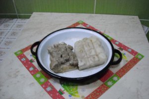 Slaninuta fiarta in zeama de varza, cu usturoi si boia