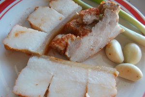 Slaninuta fiarta in zeama de varza, cu usturoi si boia