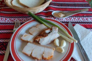 Slaninuta fiarta in zeama de varza, cu usturoi si boia