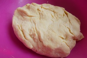 Desert rulouri cu crema de vanilie
