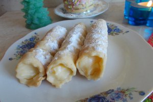 Desert rulouri cu crema de vanilie