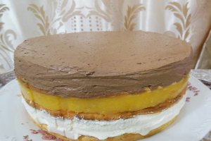 Desert tort cu creme de ciocolata si jeleu de portocale