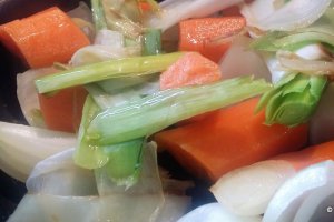 Mancarica de vitel cu sos din ciuperci si vin