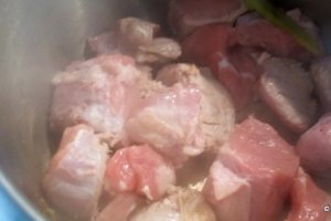Mancarica de vitel cu sos din ciuperci si vin