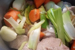 Mancarica de vitel cu sos din ciuperci si vin
