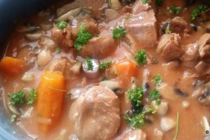 Mancarica de vitel cu sos din ciuperci si vin