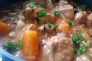 Mancarica de vitel cu sos din ciuperci si vin