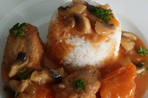 Mancarica de vitel cu sos din ciuperci si vin