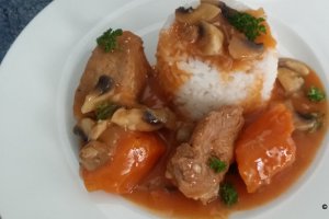 Mancarica de vitel cu sos din ciuperci si vin