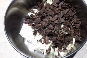Desert tort cu ciocolata, visine si blat umed