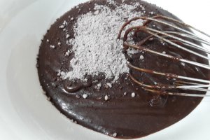 Desert tort cu ciocolata, visine si blat umed