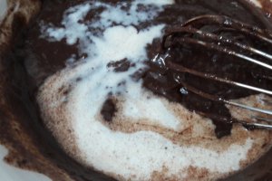 Desert tort cu ciocolata, visine si blat umed