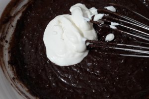 Desert tort cu ciocolata, visine si blat umed