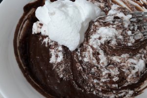 Desert tort cu ciocolata, visine si blat umed