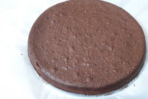 Desert tort cu ciocolata, visine si blat umed