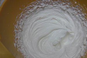 Desert tort cu ciocolata, visine si blat umed