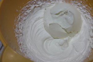 Desert tort cu ciocolata, visine si blat umed