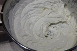 Desert tort cu ciocolata, visine si blat umed