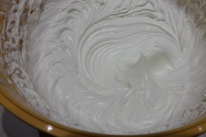 Desert tort cu ciocolata, visine si blat umed