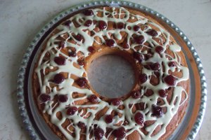 Desert guguluf cu stafide si dulceata de fragi