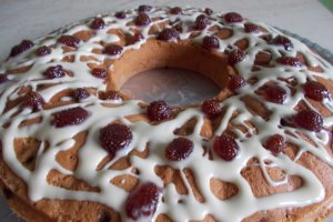 Desert guguluf cu stafide si dulceata de fragi