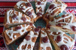 Desert guguluf cu stafide si dulceata de fragi