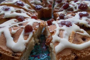 Desert guguluf cu stafide si dulceata de fragi
