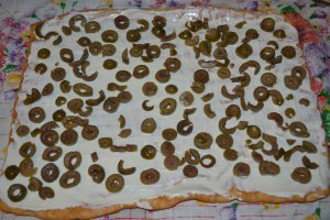 Aperitiv rulada din albusuri cu crema de branza si masline