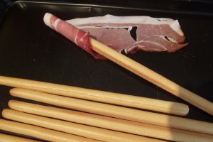 Aperitiv grisine in manta de bacon