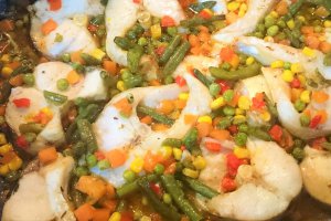 Salau cu legume mexicane si ierburi italienesti