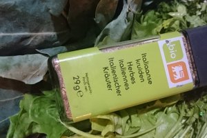Salau cu legume mexicane si ierburi italienesti