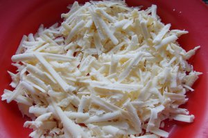 Paste la cuptor, cu telemea si carnati afumati