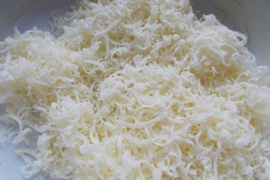 Paste la cuptor, cu telemea si carnati afumati
