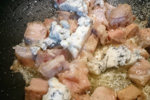 Piept de pui cu gorgonzola si cimbrisor