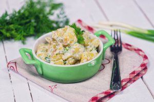Salata calda de cartofi noi cu ceapa verde si marar