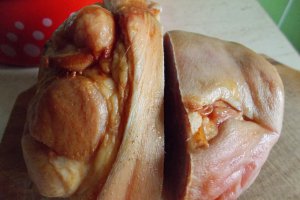 Rasol afumat de porc, cu pastai si rosii